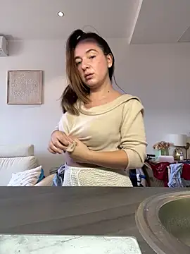 lyajoliee online show from April 14, 2026, 7:14 am