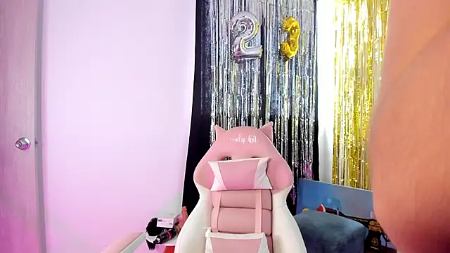lovely kitt online show from February 8, 2025, 5:29 pm