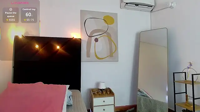 Snapshot of littleebonny chatting on May 18, 2026, 7:52 pm littleebonny online show from May 18, 2026, 7:52 pm
