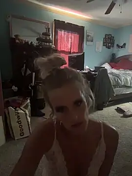 vixendoll87 online show from November 12, 2025, 7:13 pm