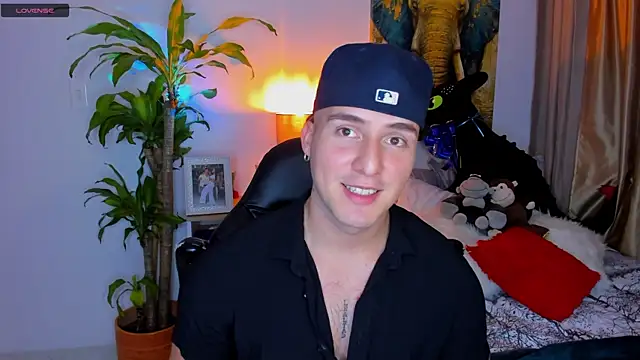 liam oficial02 online show from February 6, 2025, 3:48 am