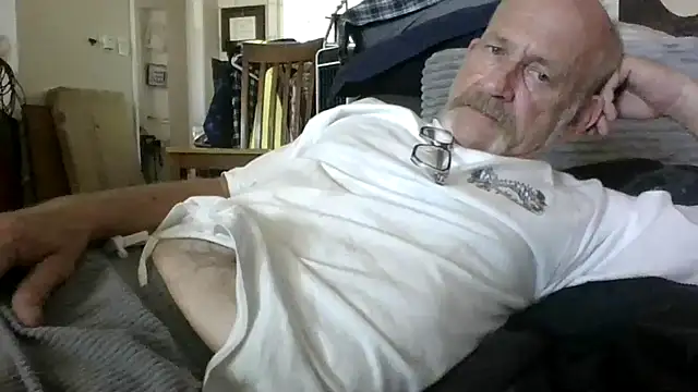 Snapshot of den-rock4u chatting on May 25, 2026, 9:32 pm den-rock4u online show from May 25, 2026, 9:32 pm