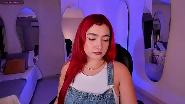 Snapshot of ViolettCastel chatting on October 1, 2025, 6:58 pm ViolettCastel online show from October 1, 2025, 6:58 pm