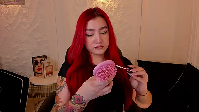 Snapshot of ViolettCastel chatting on October 15, 2025, 7:03 pm ViolettCastel online show from October 15, 2025, 7:03 pm