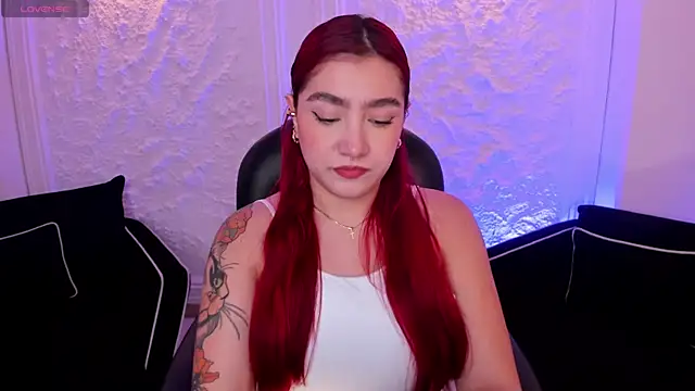 Snapshot of ViolettCastel chatting on October 17, 2025, 7:05 pm ViolettCastel online show from October 17, 2025, 7:05 pm