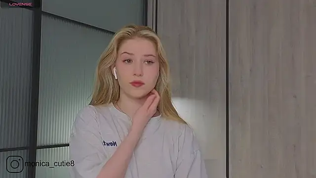 Snapshot of Monikacutie chatting on March 9, 2025, 4:38 am Monikacutie online show from March 9, 2025, 4:38 am