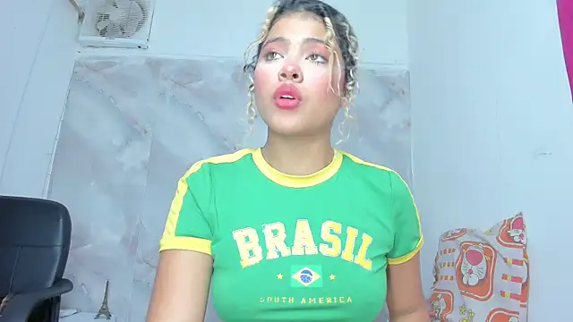 sofiacastillo01 online show from May 16, 2026, 1:32 pm