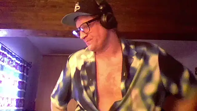 Snapshot of Bigthroaterboy chatting on December 26, 2024, 1:10 pm Bigthroaterboy online show from December 26, 2024, 1:10 pm