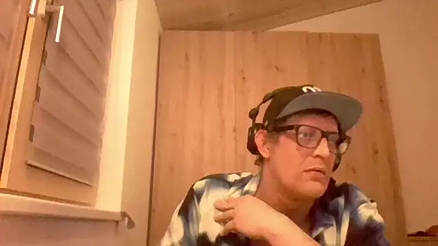 Snapshot of Bigthroaterboy chatting on January 11, 2025, 5:51 pm Bigthroaterboy online show from January 11, 2025, 5:51 pm