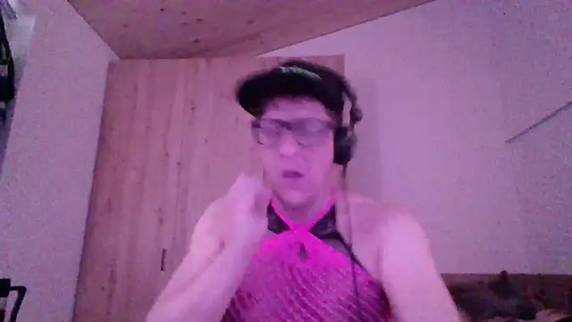 Snapshot of Bigthroaterboy chatting on October 9, 2025, 10:02 am Bigthroaterboy online show from October 9, 2025, 10:02 am