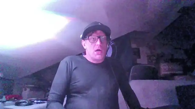 Snapshot of Bigthroaterboy chatting on October 27, 2025, 5:17 pm Bigthroaterboy online show from October 27, 2025, 5:17 pm