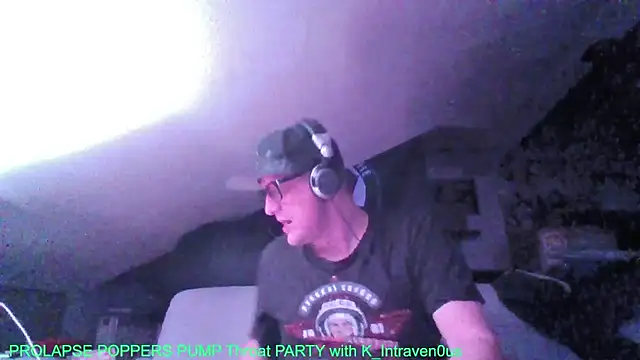 Snapshot of Bigthroaterboy chatting on October 30, 2025, 9:37 pm Bigthroaterboy online show from October 30, 2025, 9:37 pm