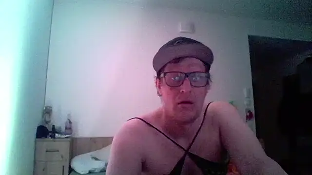Snapshot of Bigthroaterboy chatting on April 5, 2026, 8:06 pm Bigthroaterboy online show from April 5, 2026, 8:06 pm