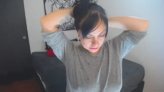 lili peach online show from April 6, 2026, 10:00 pm