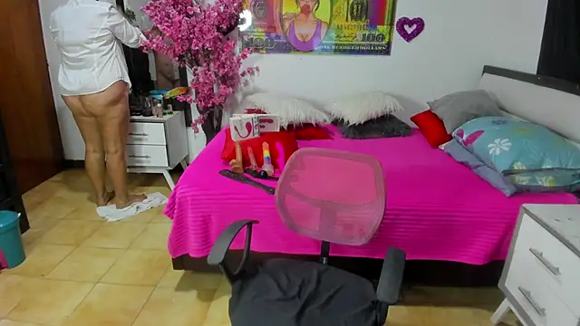 karenmilf 4 online show from October 4, 2025, 4:43 am