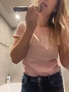 Snapshot of Vanilladreams chatting on February 3, 2026, 5:29 pm Vanilladreams online show from February 3, 2026, 5:29 pm