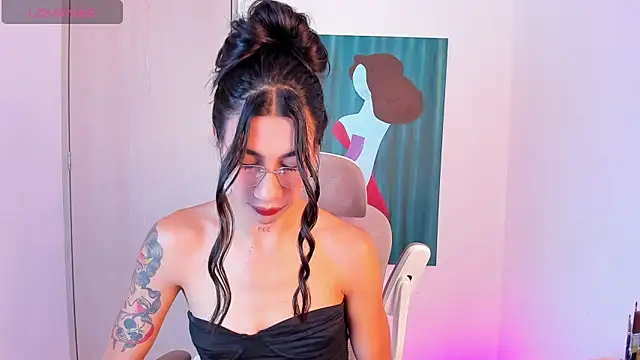 sofiaa grey  online show from February 15, 2026, 5:09 pm