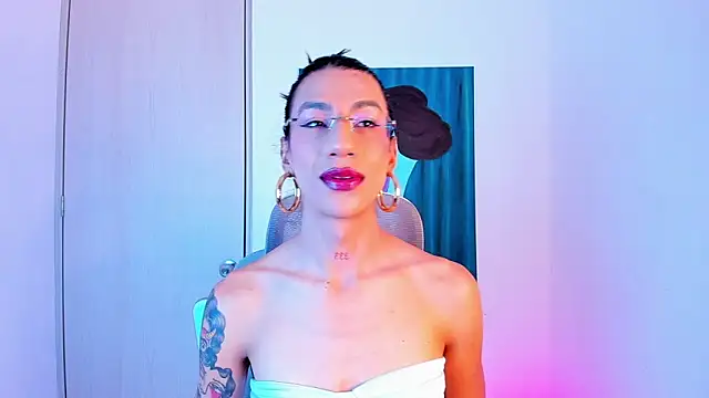 sofiaa grey  online show from April 6, 2026, 1:23 pm