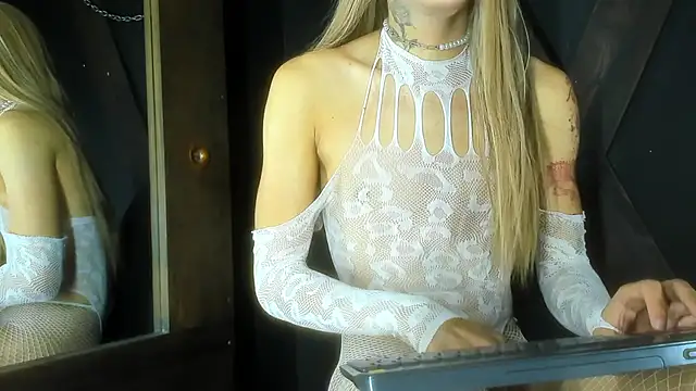 Snapshot of Haileybieberr chatting on February 6, 2025, 12:43 am Haileybieberr online show from February 6, 2025, 12:43 am