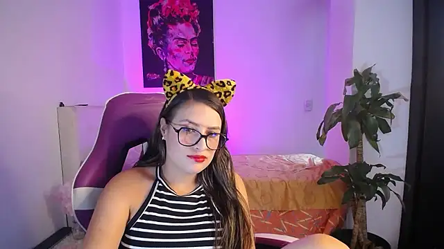 esmeraldaa230 online show from January 8, 2026, 8:11 pm