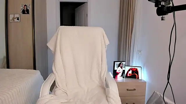 Snapshot of CharlotteWells chatting on November 15, 2025, 3:52 pm CharlotteWells online show from November 15, 2025, 3:52 pm