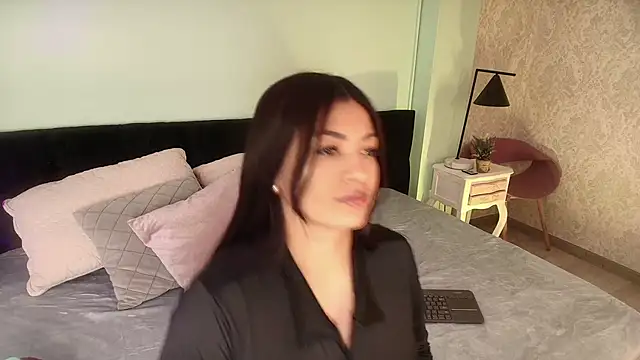 EvaaStevens online show from October 6, 2025, 2:47 pm