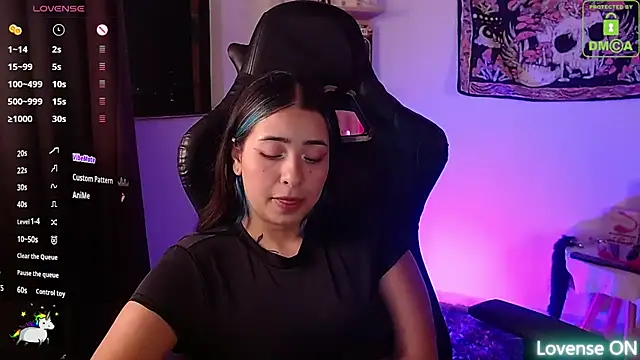 sweetcoralinee online show from October 15, 2025, 3:28 am