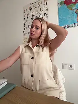 streetdoll online show from February 4, 2025, 7:40 am