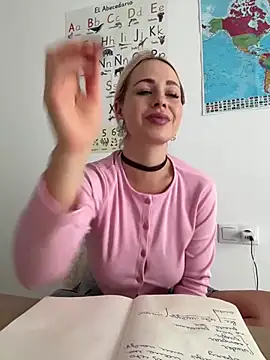 streetdoll online show from February 7, 2025, 11:01 am