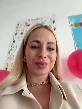 streetdoll online show from February 12, 2025, 8:06 am