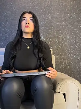 PaulinaDuarte online show from March 18, 2026, 12:19 pm