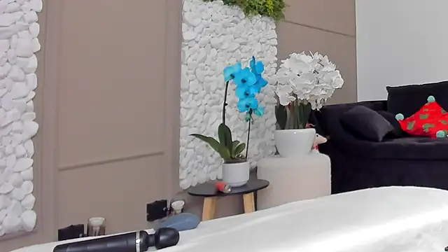 Deliciouslips online show from February 18, 2025, 10:58 pm