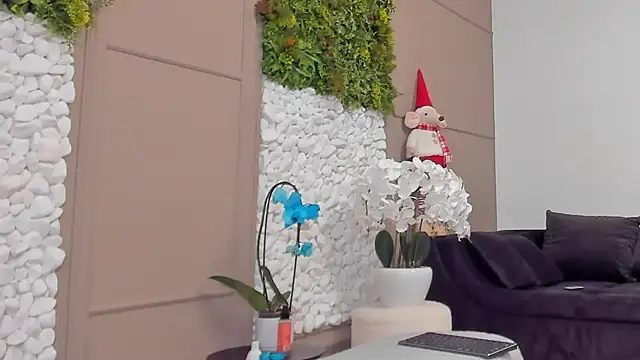 Deliciouslips online show from February 25, 2025, 5:47 pm