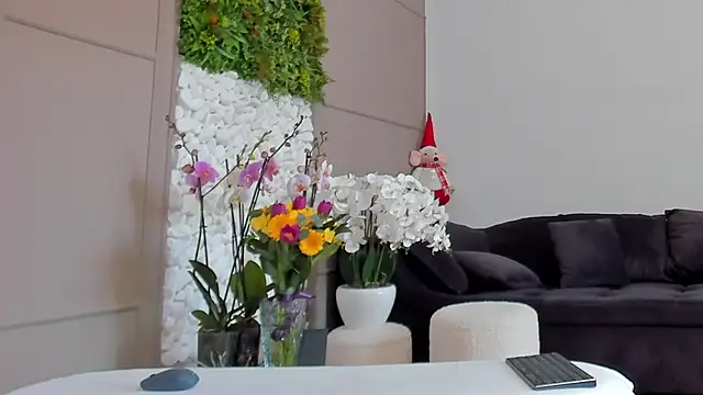 Deliciouslips online show from March 7, 2025, 9:18 am