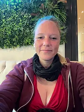 Snapshot of MoniqueLaFee chatting on September 27, 2025, 7:57 am MoniqueLaFee online show from September 27, 2025, 7:57 am