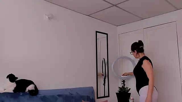 cuddlingbunny online show from June 14, 2026, 7:49 pm
