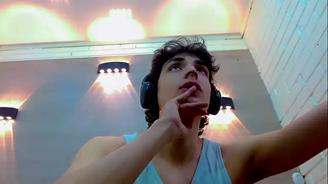 Sr BonnyEthan online show from December 3, 2025, 1:53 pm