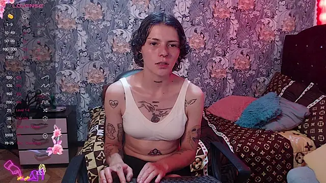 pretty cristal69 online show from April 17, 2026, 10:24 pm