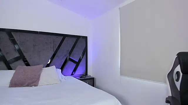 IsabelleFoxx  online show from October 1, 2025, 9:43 pm