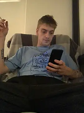 Snapshot of Simboxxx040 chatting on January 7, 2025, 11:03 pm Simboxxx040 online show from January 7, 2025, 11:03 pm