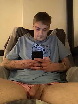 Snapshot of Simboxxx040 chatting on January 8, 2025, 2:25 am Simboxxx040 online show from January 8, 2025, 2:25 am