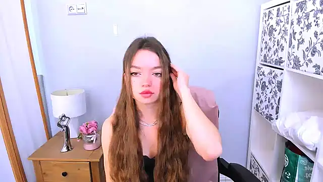 GraceLips online show from March 19, 2025, 6:35 am