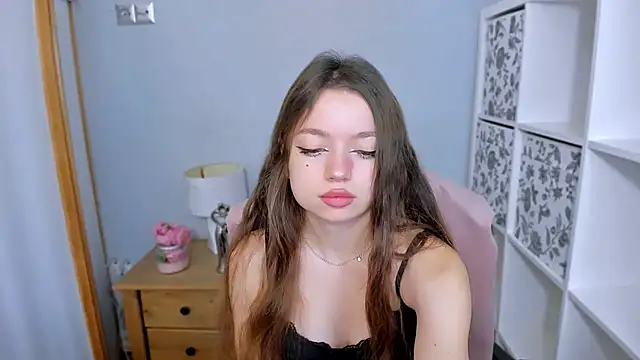 GraceLips online show from October 31, 2025, 6:47 am