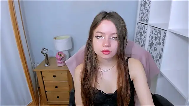 GraceLips online show from November 3, 2025, 6:58 am