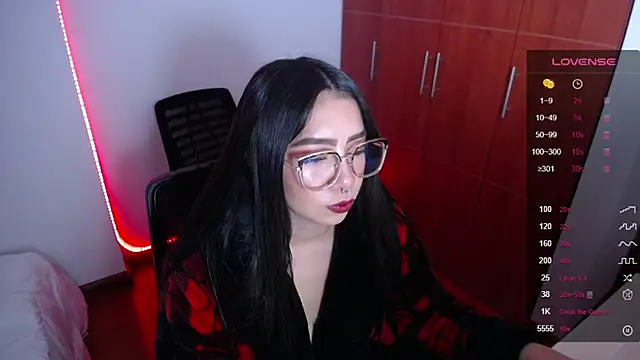 Snapshot of megan_bluee23 chatting on February 13, 2025, 2:20 pm megan bluee23 online show from February 13, 2025, 2:20 pm