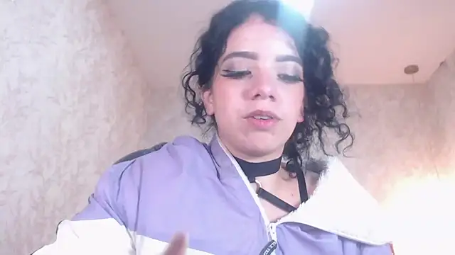 EmmaCowperr online show from January 13, 2025, 2:32 pm