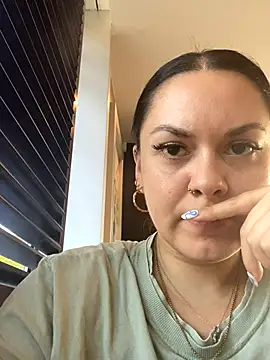 Snapshot of Luccreccia_ chatting on October 4, 2025, 9:18 am Luccreccia  online show from October 4, 2025, 9:18 am