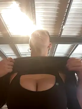 Snapshot of Luccreccia_ chatting on October 12, 2025, 8:24 am Luccreccia  online show from October 12, 2025, 8:24 am