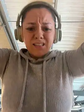 Snapshot of Luccreccia_ chatting on November 2, 2025, 10:17 am Luccreccia  online show from November 2, 2025, 10:17 am