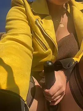 Luccreccia  online show from November 17, 2025, 10:54 am